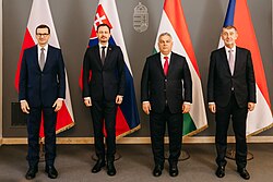 představitelé zemí V4 na summitu v Budapešti roku 2021