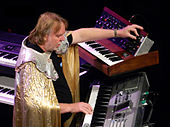 Ο Rick Wakeman παίζει συνθεσάιζερ με το ένα χέρι και προγραμματίζει ένα Minimoog με το άλλο.