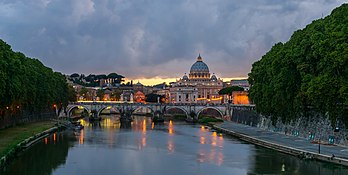 Ponte Sant'Angelo e a Basílica de São Pedro ao crepúsculo, vistas da ponte Umberto I, Roma. (definição 4 500 × 2 250)