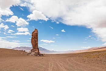 Vista de um dos "Monges da Pacana", enormes formações rochosas criadas graças à erosão do vento e situadas próximo ao Salar de Aguas calientes, Reserva nacional Los Flamencos, norte do Chile. (definição 8 523 × 5 682)