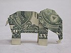 Iš dolerio banknoto išlankstytas dramblys