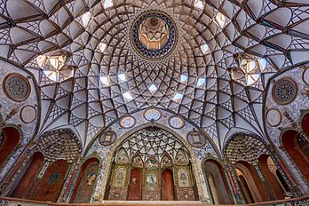 Vista do elaborado teto do pátio interior da casa histórica de Borujerdi, Caxã, Irã. (definição 8 646 × 5 764)