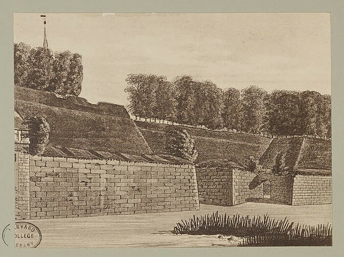 Dresdens Festungswerke im Jahre 1811 - Der Zwinger-Wall und die Festungs-Mauern vom Tapeten-Häußchen auf der Bastion Sol an bis an die Bastion Luna, von außen. Aufgenommen au der gegenüber liegenden Stadtgraben-Mauer.