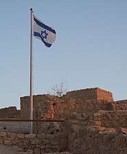 ’n Israeliese vlag waai oor Masada