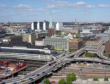 I Klarakvarteren skedde en omfattande förändring av stadslandskapet i samband med Norrmalmsregleringen på 1950-, 1960- och 1970-talen, som vyn från Stadshustornet mot nordost illustrerar. Det blekta och något skadade färgfotografiet till vänster togs 1924 av Gustaf W. Cronquist på autochromplåt. Bilden till höger visar bebyggelsen i Klara i maj 2009. Orienteringspunkter är Klara kyrka och Stockholms centralstation nere till vänster.