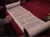 Eng oppen Torah op der Bima (Liespult)