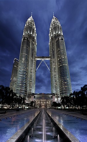 מגדלי פטרונס הם זוג גורדי שחקים בעיר קואלה לומפור, בירת מלזיה. המגדלים נחנכו ב-1998 והיו באותה עת המגדלים הגבוהים ביותר בעולם, כשהם מחליפים את מגדל סירס. ב-2003 הם איבדו את התואר לגורד השחקים טאיפיי 101, אולם מגדלי פטרונס הם עדיין הבניינים הגבוהים בעולם הבנויים כ"תאומים".