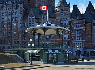 Vue de la Terrasse Dufferin et l'un des kiosques devant le Château Frontenac - Québec