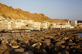 Gorovje Hadhramaut v vzhodnem Jemnu, ki meji na omansko pogorje Dofar, kot je videti iz mesta Mukala