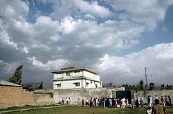Kompleksin 2011-ci il may ayının 4-də çəkilən fotoşəkli kompleks Üsamə bin Ladenin Abbottabadda gizli olaraq yaşadığı kompleksin xəritədən görünüşü