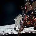 Aldrin izlazi iz lunarnog modula.