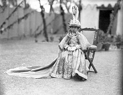 Pětiletý Tribhuvan Bír Bikram Šáh Déva při uvedení na trůn nepálského krále v prosinci 1911. Do nabytí plnoletosti jej jako regentka zastupovala matka.