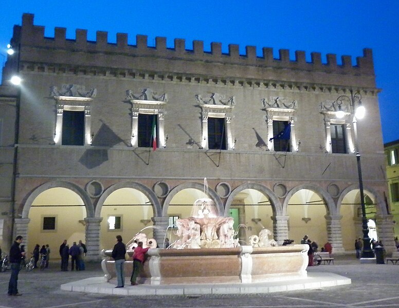 File:Palazzo Ducale di sera.jpg