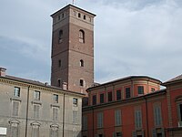 De toren van het Palazzo del Comune met de zaal van het museum Sala del Tricolore