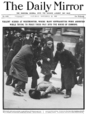 Titelblatt des Daily Mirror vom 19. November: Eine Suffragette liegt – von einem Polizisten niedergeschlagen – am Boden