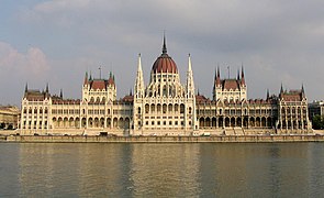 בניין הפרלמנט ההונגרי על גדת הנהר בבודפשט