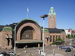 Вокзал станции Хельсинки-Центральный, спроектированный Элиэлем Саариненом, расположен в центре Хельсинки, Финляндия.