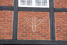 Algiz-Rune (Man-Rune, Lebensrune) auf Lutherkirche in Hamburg-Wellingsbüttel, erbaut 1937