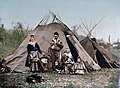 El pueblo saami (lapón) habita en Laponia (Sápmi), región que se extiende por el norte de Noruega, Suecia, Finlandia y la península de Kola, al noroeste de Rusia. Son aproximadamente unas 80.000 personas. No existen estadísticas oficiales de su población, pero se estima que viven unos 50.000 en Noruega, 20.000 en Suecia, 10.000 en Finlandia y 2.000 en Rusia. La ilustración muestra una familia saami alrededor de 1900. Por Chlämens.
