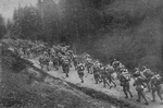 Trupe române trecând Carpații în 1916
