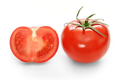 نمای کامل و برش‌خورده یک گوجه فرنگی