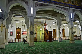 المسجد من الداخل ليلاً.