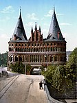Stadsporten Holstentor uppfördes 1478 och var en av fyra portar som i fordom ledde in till Lübeck.