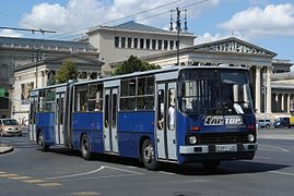 BPO-445 rsz. autóbusz a Hősök terén. A busz jellegzetessége a homlokfalán található Ikarus 208 felirat