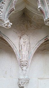 Statua senza testa nella cattedrale di Ely, vandalizzata per motivi ideologici durante lo scisma anglicano