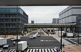 「環二通り」上の見学者通路、南側の有明方面を見る、1階は市場正門南（2018年10月15日撮影）