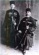 Самый младший сын Шамиля Мухаммад-Камиль (сидит) и внук Мухаммад-Саид. 1917 год, Османская империя