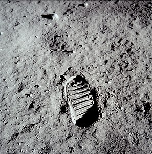 أثر قدم بز ألدرن على سطح القمر