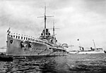 SMS Kaiser trong một lễ hội tại Kiel vào tháng 6 năm 1913. Chiếc thuyền buồm hoàng gia Hohenzollern đang nằm ở phía hậu cảnh.