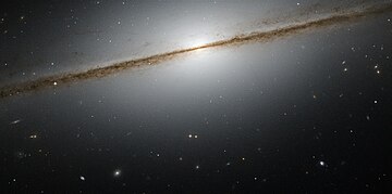 2006年にHSTのACSで撮像された渦巻銀河NGC 7814。典型的なエッジオン銀河で、その姿がおとめ座のソンブレロ銀河と似ていることから、Little Sombrero とも呼ばれる。