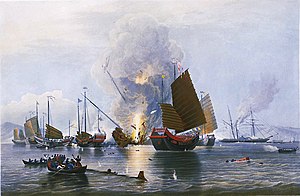 1840年鸦片战争期间，英国复仇女神号（最右后方）战舰拉海战争击毁一艘清朝戎克船。