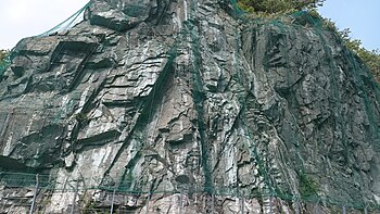 편마암상섬록암질암, 합천군 용주면 가호리 산 118-4 합천호수로 도로변