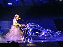 Swift biểu diễn "Wildest Dreams" tại The 1989 World Tour (trái) bên chiếc đàn đại dương cầm lung linh
