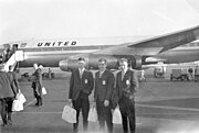 Teppo Rastio, Jorma Salmi ja Matti Lampainen Los Angelesin lentoasemalla matkalla Squaw Valleyn talvikisoihin 1960. Takana United Airlinesin DC-8.