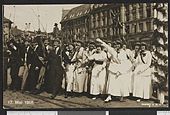 Festkledte russ på Stortorvet i Oslo feirer grunnlovsdagen med russeluer, -stokker og rop 1915 Foto: Nasjonalbiblioteket