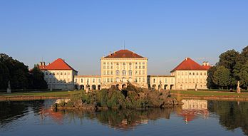 Palácio Nymphenburg, construído em estilo barroco na cidade de Munique, Alemanha, foi a principal residência de verão dos governantes do Reino da Baviera. (definição 4 057 × 2 221)