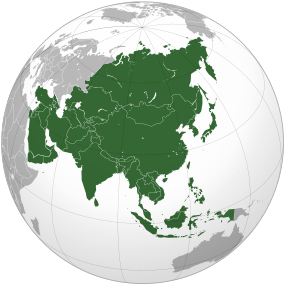 Globe berpusat yang pada Asia, dengan Asia yang disorot. Benua ini berbentuk seperti segitiga sudut siku, dengan Eropa barat, lautan di selatan dan timur, dan Australia terlihat di selatan-timur.
