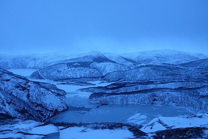 挪威北部一個湖極夜當中見到嘅藍色時刻