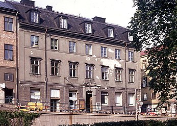På 1960-talet var bebyggelsen på Mariaberget östra rivningshotad. Men planerna förhindrades och Hornsgatspuckeln med sin historiska bebyggelse fick vara kvar. Under 1970-talet genomfördes en varsam upprustning av husen som leddes av Stockholms stads fastighetskontorets arkitekt- och byggnadsavdelning i samråd med Stockholms stadsmuseum. Här syns bostadshuset Hornsgatan 34 i kvarteret Svalgången före och efter renoveringen. Fastigheten ägs och förvaltas av kommunägda AB Stadsholmen.[5]