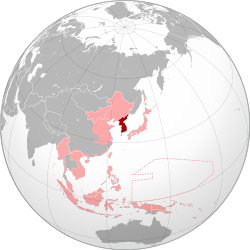 کره (قرمز پررنگ) و امپراتوری ژاپن و دیگر مستعمرات آن (قرمز کم رنگ) در بزرگترین حد خود