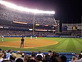 نمایی از استادیوم یانکی که خانهٔ تیم بیسبال نیویورک یانکیز، از محبوب‌ترین تیم‌های بیسبال در تاریخ این ورزش است.