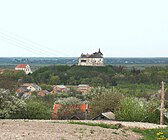 Олеський замок (праворуч) і костел Св. Йосипа монастиря капуцинів (ліворуч під червоним дахом).