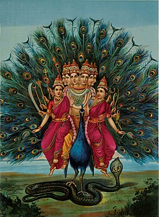 إلهُ الحرب الهندوسي مُرگن معتليًا طاووسًا وعن يساره زوجته ديڤاسينا، وعن يمينه زوجته ڤالي