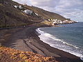 Den opprinnelige sanden er sort, av lava. Her Playa de La Nea, Candelaria