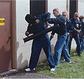 突入訓練で破城槌を振るうアメリカ陸軍犯罪捜査コマンドの局員達