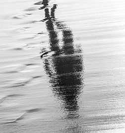 Reflexão na areia e água. (definição 3 240 × 3 443)
